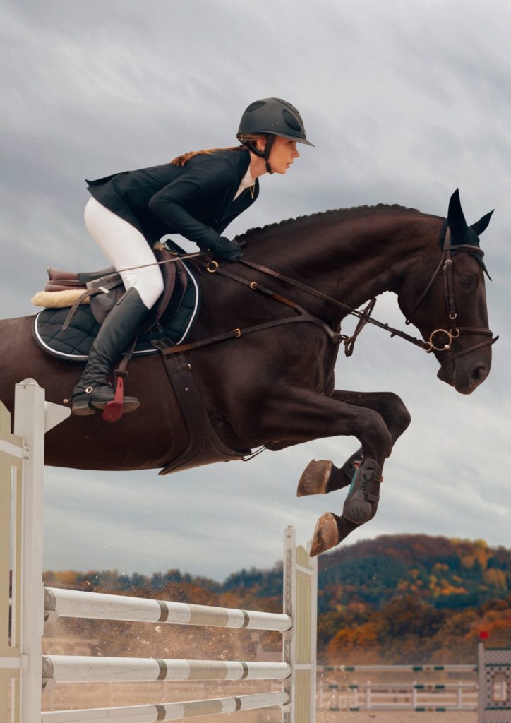 femmes sportives cheval 